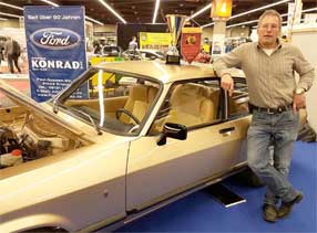 Es war sicherlich auch der perfekte Kontrast aus rustikaler Teilesammlung und Vorzeigeauto, der Georg Klughardt den Pokal für den besten Clubstand der Messe bescherte.